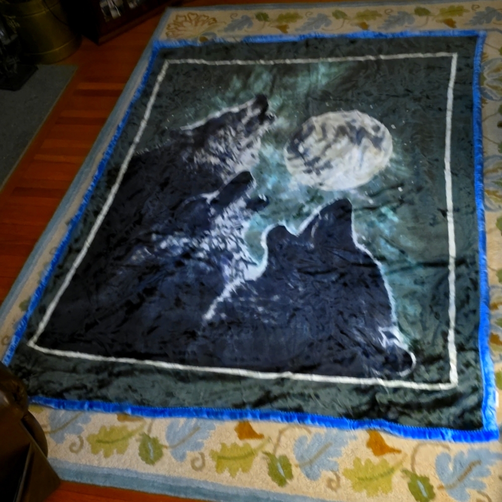 Batata Reversible "Mink" Blanket w/ howling wolf print and wolf with bald eagles